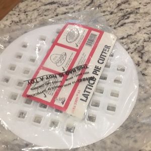 New in bag lattice pie cutter